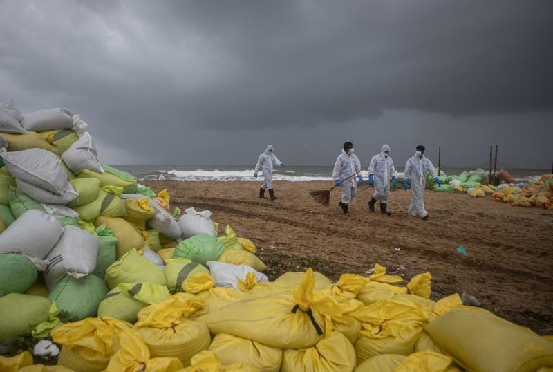 Fire-ravaged ship sinks, prompting Sri Lankan pollution fear
